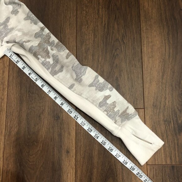 Athleta Triumph Printed Hoodie Jacket Full Zip Grey Gypsum Camo Size Small - Picture 4 of 9